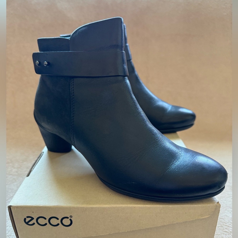 Ecco Sculptured 45 Buckle Boot Black Leather  Women’s Boot Size 37